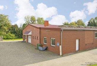 Blick auf den vorderen Giebel der vorderen Halle