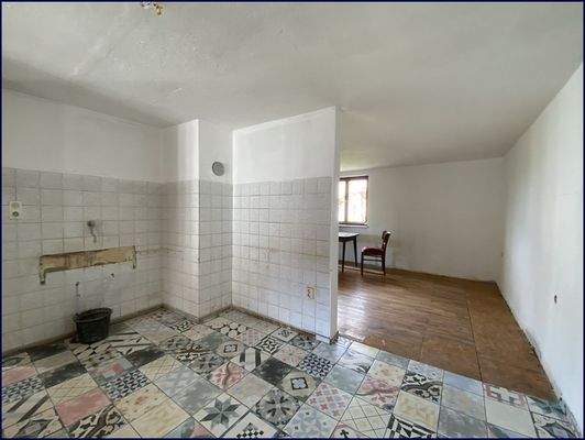 Küchenbereich mit Durchgang zum Esszimmer