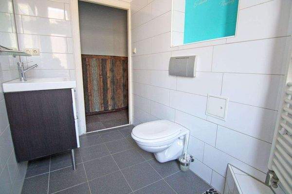 Bad mit Fenster (Badezimmer 1)