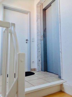 Lift an die Eingangstüren