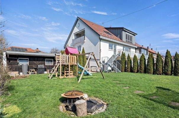 großer, ebener Gartenbereich