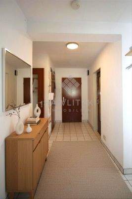 Flur OG (KI eingerichtet)