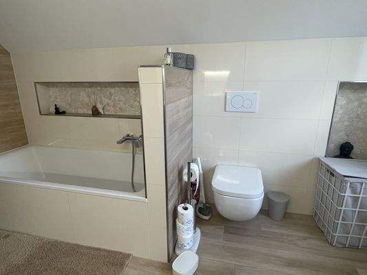 Tageslichtbad mit Wanne und Du