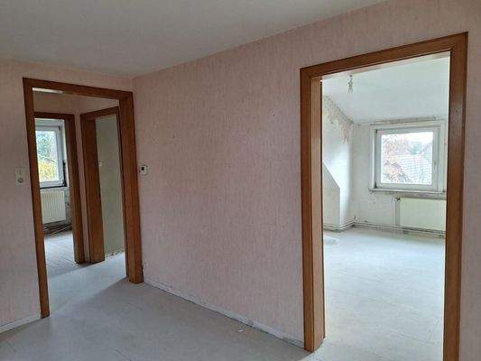 Blick von der Diele Richtung Schlafzimmer, HWR und Bad