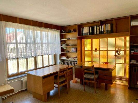 lichtdurchflutetes Arbeits- oder Gästezimmer