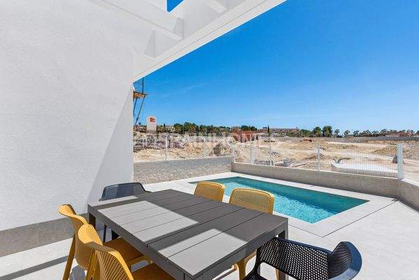 Detached Villas Near the Amenities in Algorfa Alicante