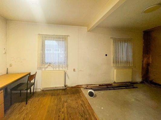 Büro mit Renovierungsbedarf