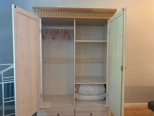 Kleiderschrank