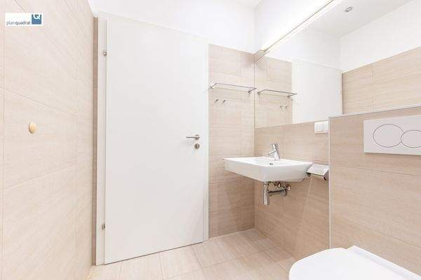 Bad (ca. 4,00 m²) mit Waschbecken, Dusche und Toilette