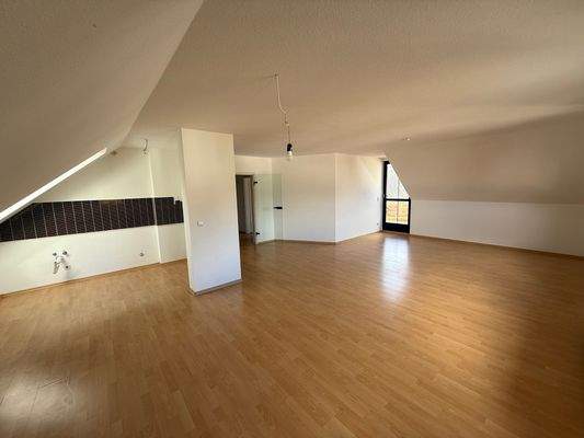 Wohnzimmer mit Küche und Essbereich