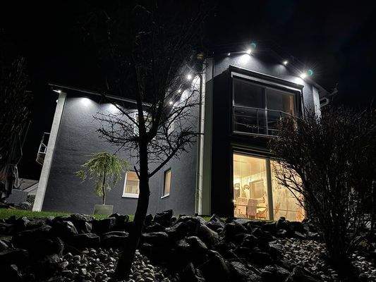 Vorder-Ansicht bei Nacht