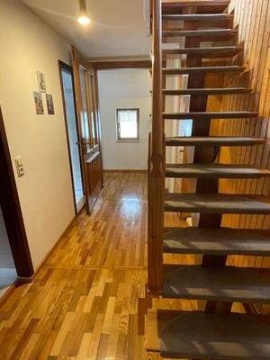 OG - Whg-flur mit Treppe ins DG