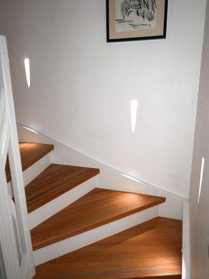 Treppenaufgang mit stylischer Beleuchtung