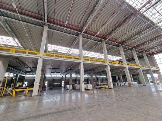 Halle, Blick auf Zwischenebene