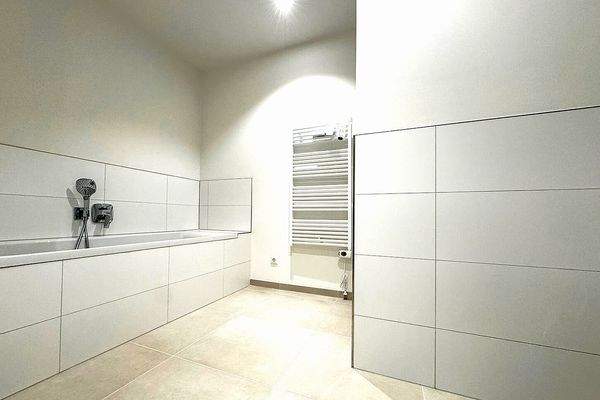 Badezimmer mit Wanne.jpg