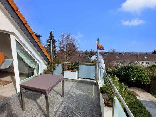 sonniger Süd-Balkon mit Skylineblick