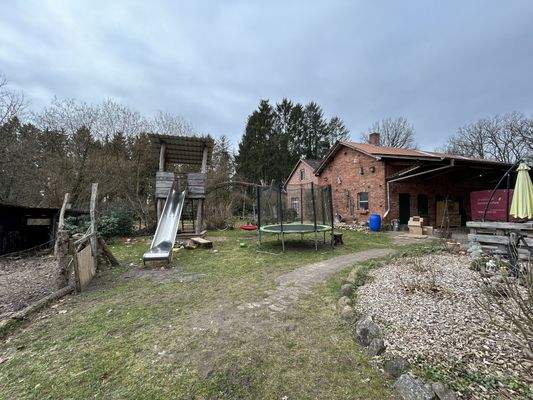 Kinderspielplatz und große Scheune