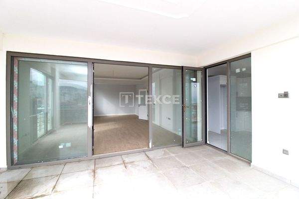 Apartment with Pool Near the Coast in Mudanya Bursa