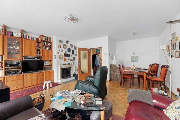 Geräumiges Wohnzimmer mit Kamin und Platz für eine Essecke