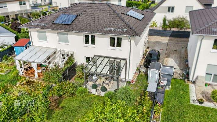 Hausansicht mit Garten