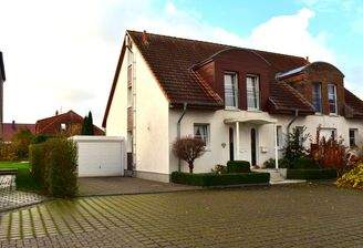 2 Vorderansicht mit Garage