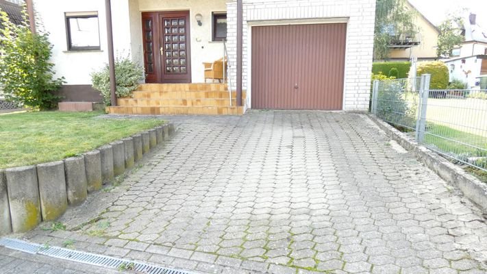 Garage mit Stellplatz davor