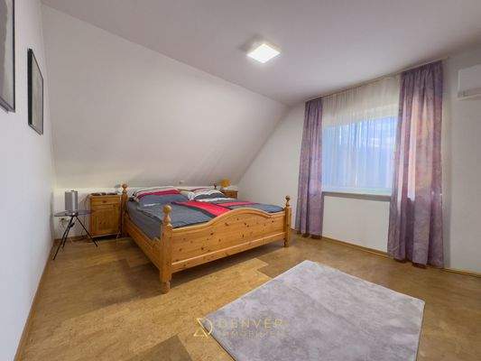 Haupthaus: Schlafzimmer mit Ankleide