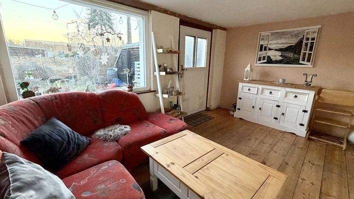 Wohnzimmer mit Zugang zum Garten