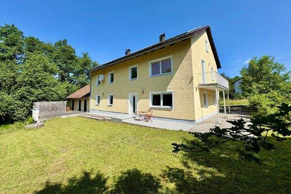 ruhig gelegenes Zweifamilienhaus