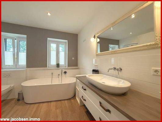 Badezimmer mit Wanne und Dusche im Erdgeschoss