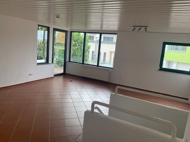 Attraktive 2-Zimmer-Maisonette-Whg. mit EBK und Balkon / Terrasse an den Weinbergen