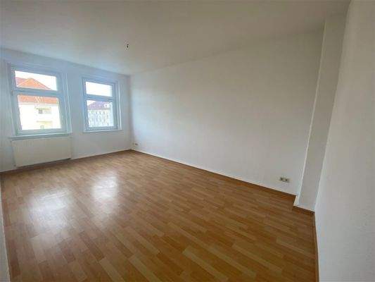 helles geräumiges Wohnzimmer