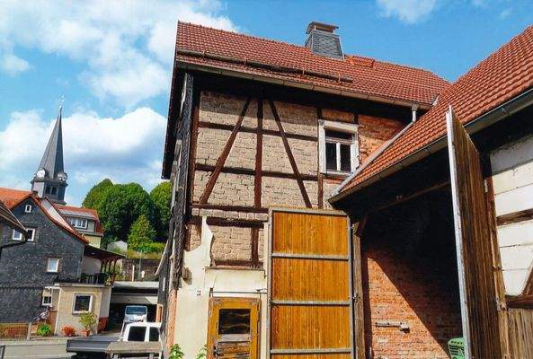 Hofansicht-Blick zur Kirche