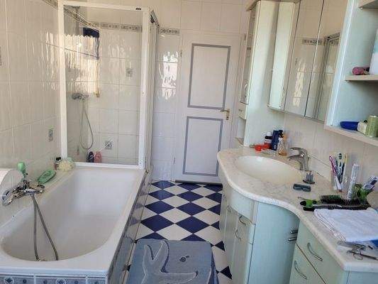 Bad mit Dusche und Wanne