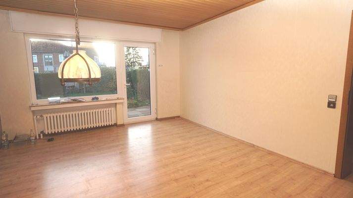 Wohnzimmer mit Zugang zur Terrasse