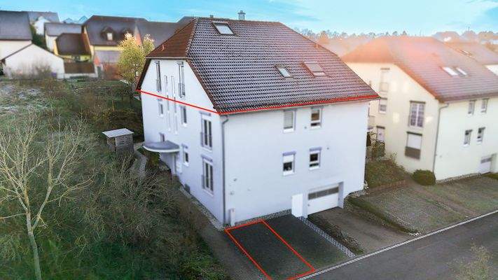 Frontansicht mit Außenstellplatz und Garageneinfahrt