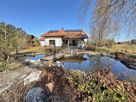 Blick vom Gartenteich auf das Haus