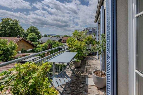 Der sonnige Südbalkon bietet ideale Gelegenheiten sich zu entspannen