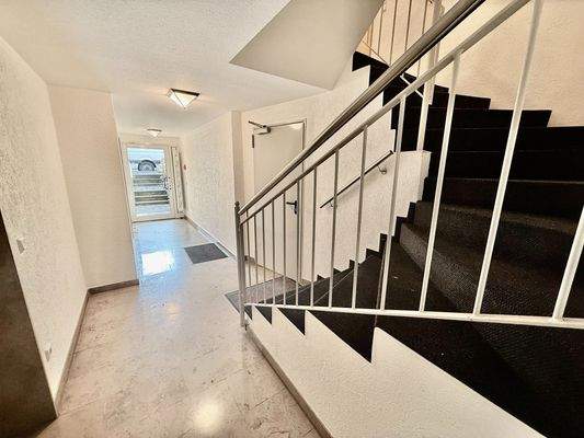 Hauseingang mit Treppenhaus