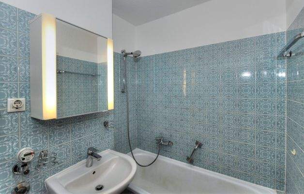 Badezimmer mit Badewanne und WC