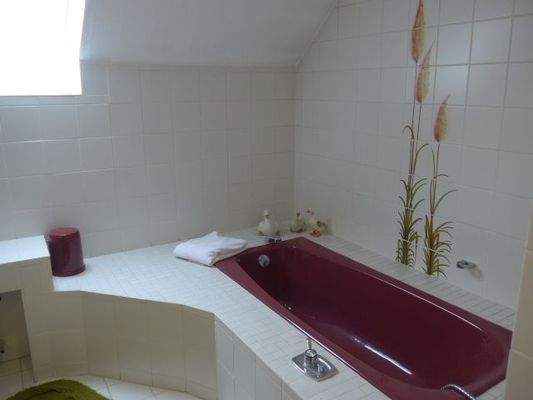 großes Bad bei Schlafzimmer