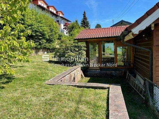 Gartenansicht mit Wintergarten