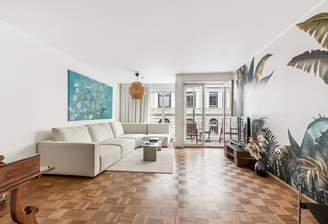 Großzügiges Schlafzimmer mit bodentiefen Fenstern