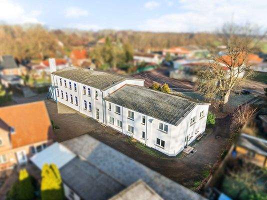 Gebäudeansicht – Rückwärtige Lage – Rechts 2 Wohneinheiten, Links 2 Gewerbeeinheiten