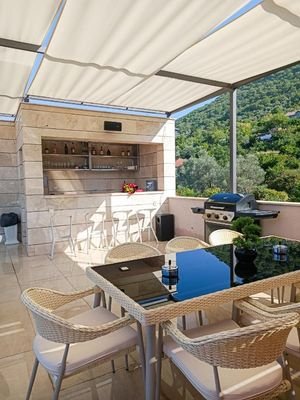 Roof dining and kitchen 2.jpg