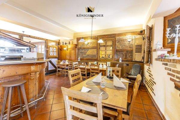 Sitzbereich mit Holztischen