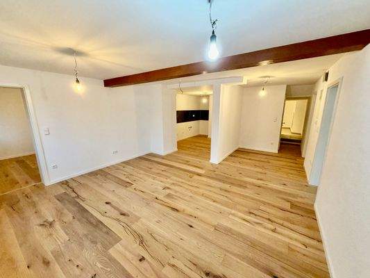 Wohnzimmer mit Blick in die Küche