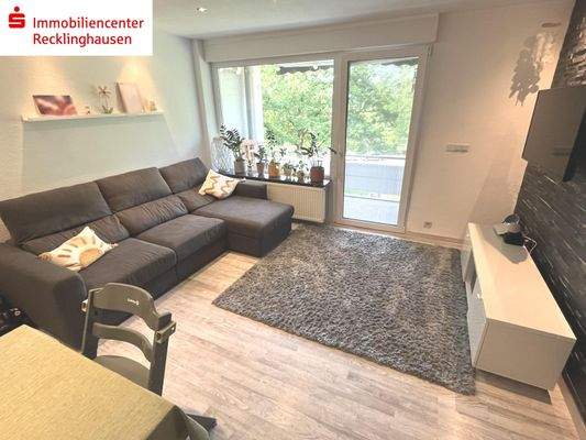 Das geräumige Wohnzimmer mit Balkonzugang