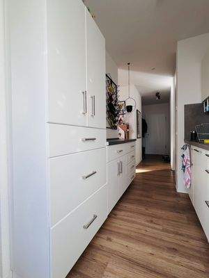 Küche, Küchenschränke weiß.jpeg