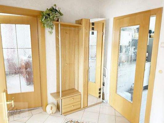 Flurbereich mit Blick Richtung Wohnzimmer und Küche (Verkauf ohne Inventar)